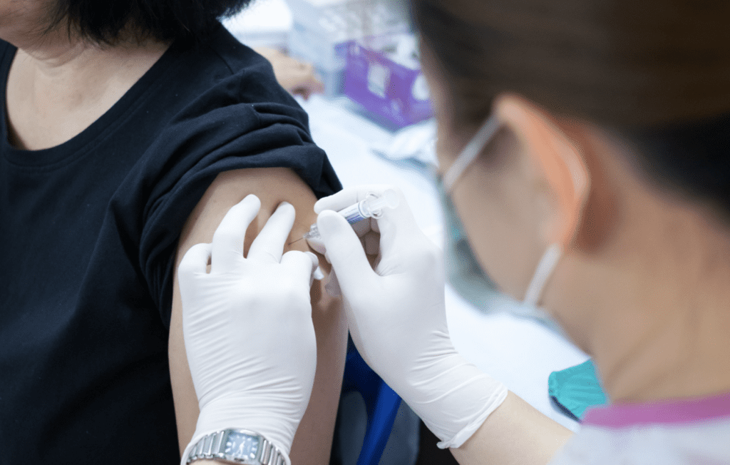Se requiere una vacuna COVID-19 para los solicitantes de tarjeta verde